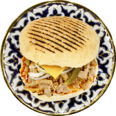 alt="KEBABURGER. pita, maso, cheddar, okurčičky, cibule, kečup, horčice"